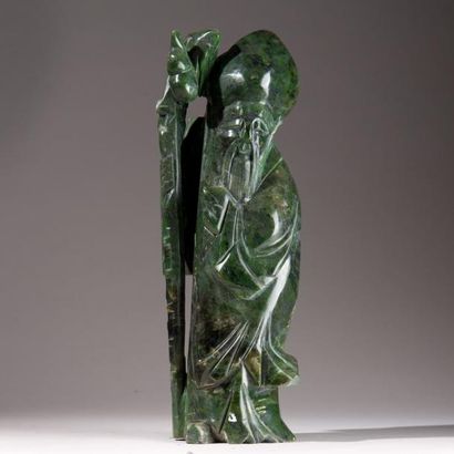 CHINE Important personnage debout en serpentine sculptée. Hauteur 52 cm. Acciden...