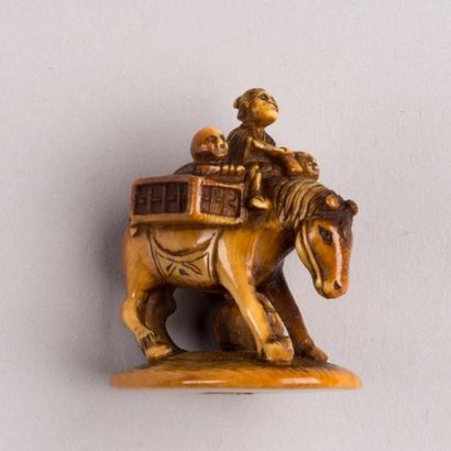 null Mule et personnages sur son dos, ivoire sculpté Japon, début du 20ème siècle....
