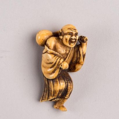 null Personnage portant une calebasse sur son dos, ivoire sculpté Japon, début du...