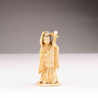 CHINE Femme tenant une branche de fleurs sujet en ivoire sculpté. 1ere moitié du...