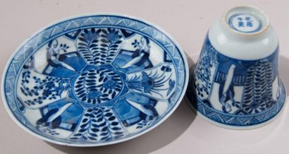 CHINE Porcelaine tasse et sa sous tasse à décor camaïeu de bleu de femme dans des...