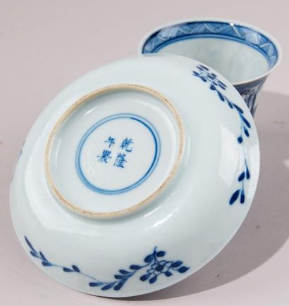 CHINE Porcelaine tasse et sa sous tasse à décor camaïeu de bleu de femme dans des...