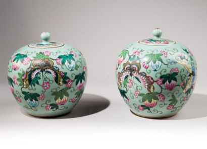 CHINE Paire de vases boule à décor fleuri fin XIXème siècle H: 25 cm