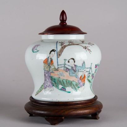 CHINE Pot couvert en porcelaine, XXème siècle Hauteur totale avec socle: 22 cm. Expert:...