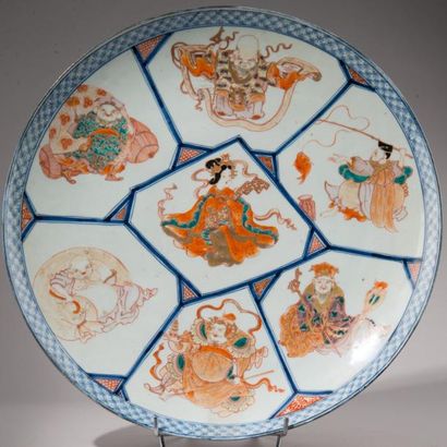 JAPON Imari: plat rond en porcelaine à décor de personnages dans des compartiments...