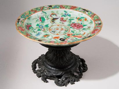 CHINE Canton, coupe en porcelaine à décor de papillon et fleurs, XIXème siècle, monture...