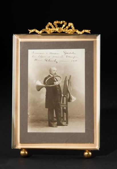 null Photo de Monsieur CLERET première trompe, datée 1911, dans son encadrement ...