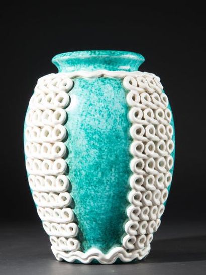 null Vase en céramique à fond vert et décor en applique de motifs géométriques vers...