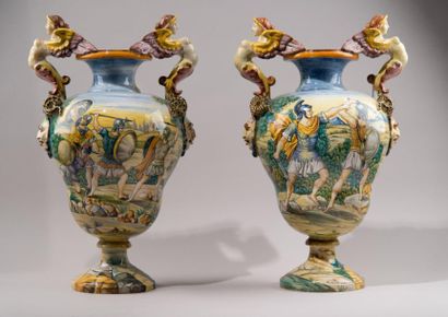 ITALIE Faïence paire de vases à décor polychrome de scènes de combat les anses à...