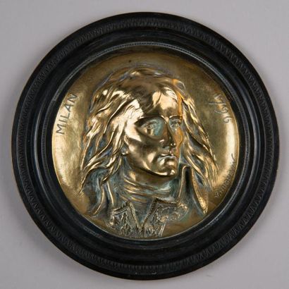 V. HUGUENIN Bonaparte, médaille en bronze en ronde de bosse, signée, datée 1796 et...