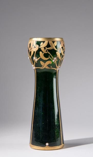null Montjoye Saint Denis, vase en verre modelé à chaud, teinté et irisé, à décor...