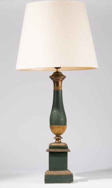null Pied de lampe ovoïde en forme de vase en tôle laquée vert et dorée, Epoque Restauration,...