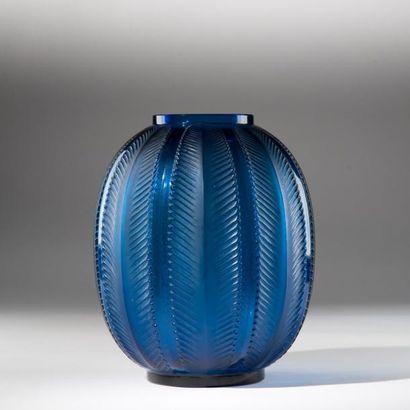 RENE LALIQUE (1860-1945) Vase "Biskra", modèle créé le 12 mars 1932, en verre bleu...