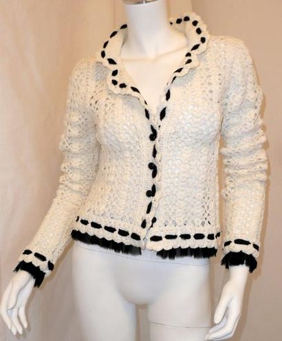 CHANEL Veste en coton blanc crocheté main, bordée d'un ruban de mousseline noire...