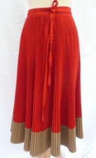 Emmanuelle KHAN. Circa1985 Jupe plissée en lainage rouge, taille coulissante. Taille...