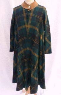 HERMES. Circa 1970 Robe trapèze en lainage écossais et cuir. Etat neuf
