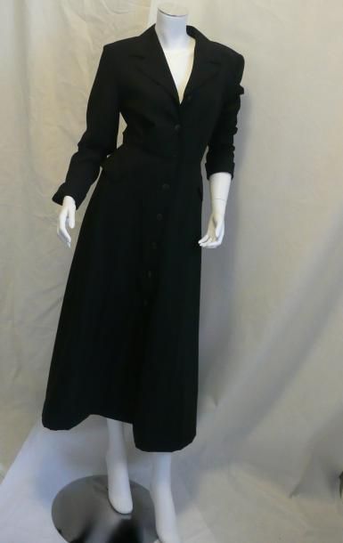 Michel KLEIN. Circa 1990 Robe chemisier en laine noire, taille coupée et ajustée...