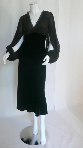 Jean Paul GAULTIER. Femme. Circa 2005 Robe en velours de soie noire taille haute...
