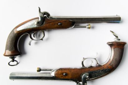 null Paire de pistolets d'officier modèle 1833. Canons ruban, damas, daté «1845»,...
