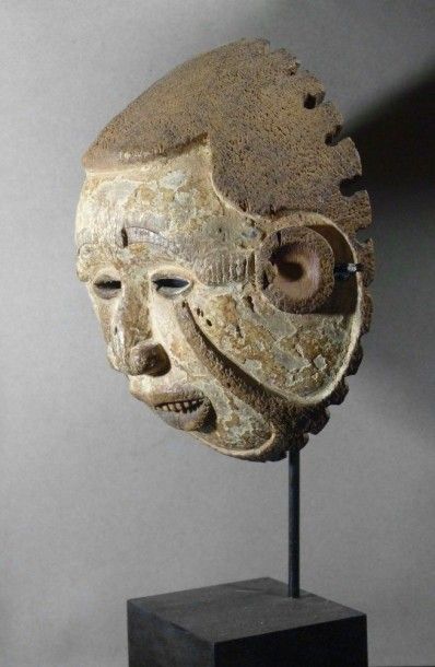 null MASQUE IDOMA (Nigeria). Masque circulaire en bois recouvert de pigments, le...