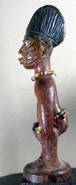 null JUMEAU IBEJI YORUBA (Nigeria). Masculin en bois, fine tête aux petits yeux,...