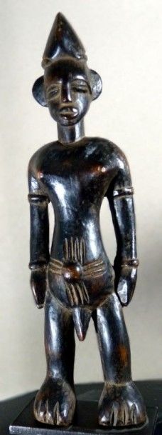 null STATUE SENOUFO (Côte d’Ivoire). Masculine en bois à patine brun-noir, les bras...