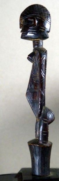null POMMEAU DE CANNE BAMANA OU MALINKE (Mali). Figurine féminine en bois dur rougeâtre...