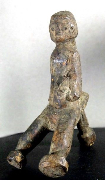 null STATUE LOBI (Burkina Faso). Petit bateba en bois à patine crouteuse sacrificielle...