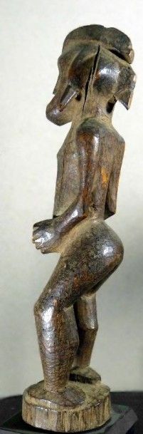 null STATUE SENOUFO (Côte d’Ivoire). Personnage debout en bois sculpté, les bras...