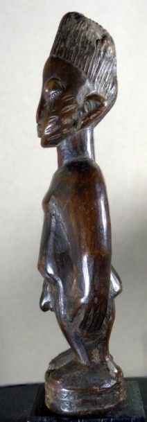 null JUMEAU IBEJI YORUBA (Nigeria). Masculin en bois sculpté à patine brillante,...