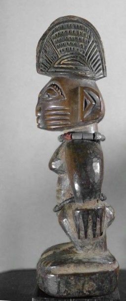 null JUMEAU IBEJI YORUBA (Nigeria). Féminin en bois sculpté, le visage fin surmonté...