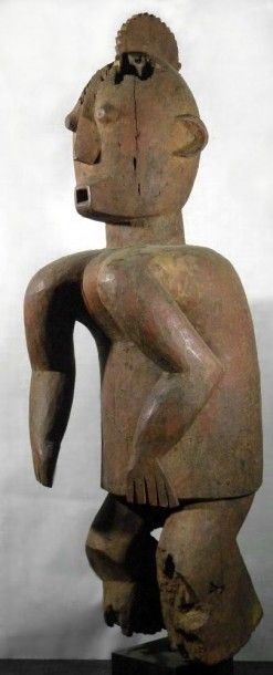 null GRANDE STATUE CHAMBA (Nigeria). En bois à patine brun-rouge. Asexuée, les bras...