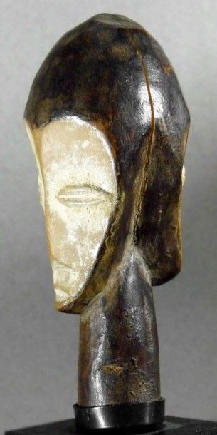 null TETE LEGA (Côte d’Ivoire) en bois sculpté, janiforme, le visage cordiforme au...