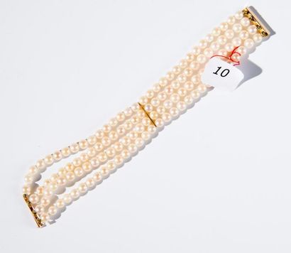 null Bracelet quatre rangs de perles de culture et or jaune. 24,6 g brut