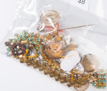null Lot de bijoux fantaisie, en metal doré et or exempté de contrôle. 19ème-20ème...