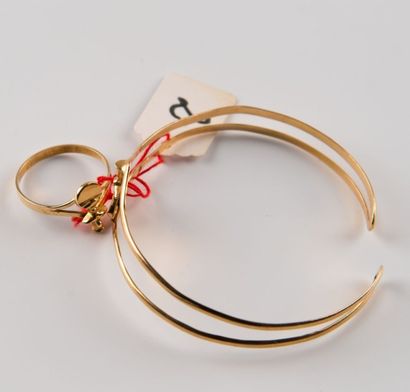 null Parure: bracelet et bague en or jaune ornés de figurine. Poids: 9,4 gr