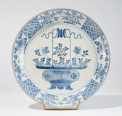 CHINE Dynastie Qing, époque Kangxi (1662-1722) - Plat en porcelaine bleu blanc, décoré...