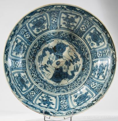 CHINE DU SUD, Swatow, XVIème siècle Plat rond en céramique blanc et bleu à décor...