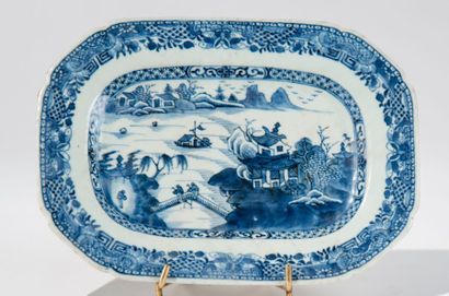 CHINE Dynastie Qing, XVIIIème siècle - Petit plat en porcelaine bleu blanc, de forme...