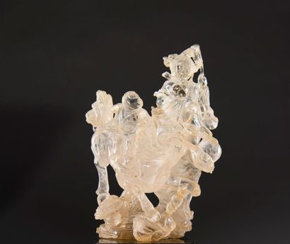 CHINE Divinité accompagnée d'une chimère, sujet sculpté en cristal de roche naturel....