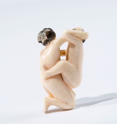 JAPON Sujet érotique en ivoire sculpté et teinté. Début XXème Longueur: 4 cm