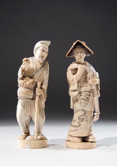 JAPON Couple de paysans en ivoire sculpté, gravé et patiné. Marque sous la base....