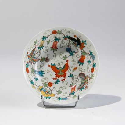 CHINE, début du XXème siècle Coupe en porcelaine polychrome à décor de papillons,...