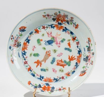 CHINE Dynastie Qing, XVIIIème siècle - Petit plat en porcelaine polychrome et or,...