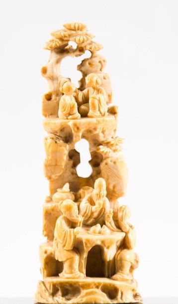 CHINE Divinité sur une montagne, sujet en ivoire ajouré et sculpté. H: 12,5 cm