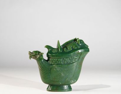CHINE Versoir archaïsant en jade dur du Sin-Kiang, sculpté et gravé. Bec verseur...