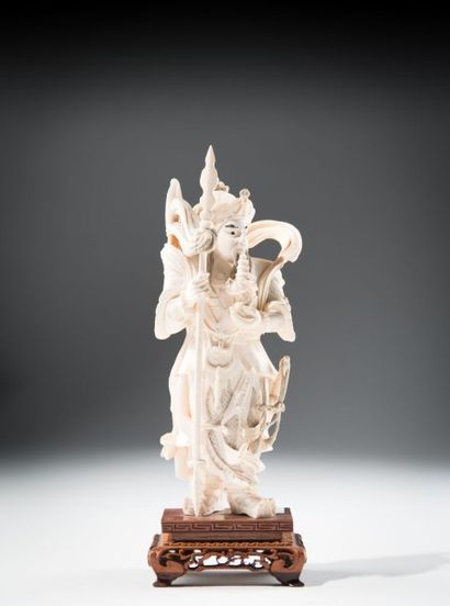 CHINE Sujet en ivoire sculpté et patiné représentant un guerrier en armure. H: 24...
