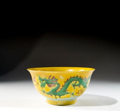 CHINE Bol en porcelaine de Chine, représentant un dragon vert et un dragon mauve...