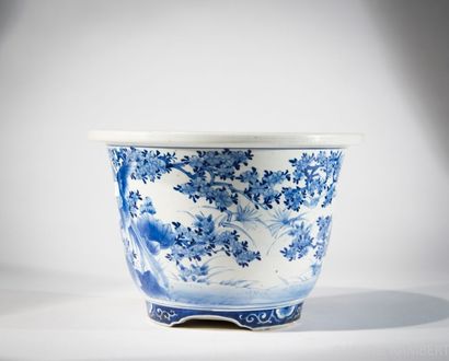 CHINE Cache-pot en porcelaine à décor en camaïeu de bleu de volatiles dans une forêt....