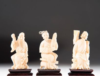 CHINE Trois sujets en ivoires sculptés, et teintés sur socle en bois. Hauteur totale:...